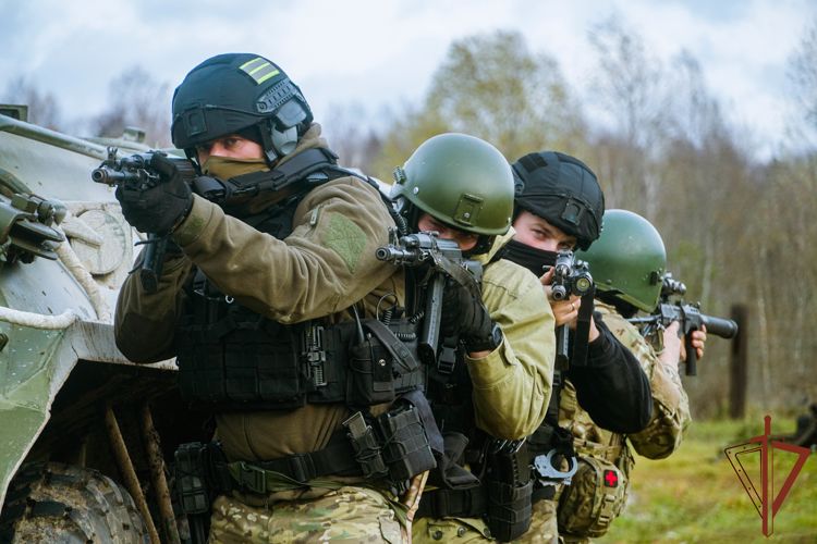 Сотрудники новгородского  СОБР Росгвардии в рамках полевого выхода  проводят   тактико-специальные занятия 