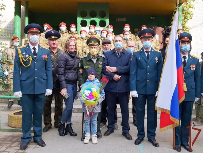 Ветерана войны из Астрахани поздравили с 96-летием военнослужащие Росгвардии