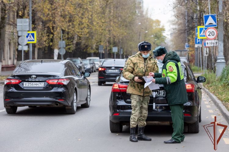Автоинспекторы Росгвардии провели профилактический рейд с водителями ведомства