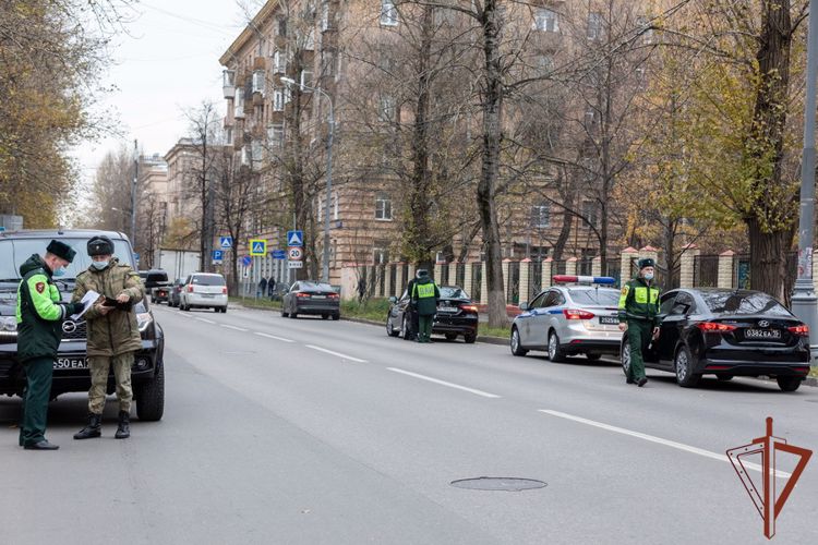 Автоинспекторы Росгвардии провели профилактический рейд с водителями ведомства