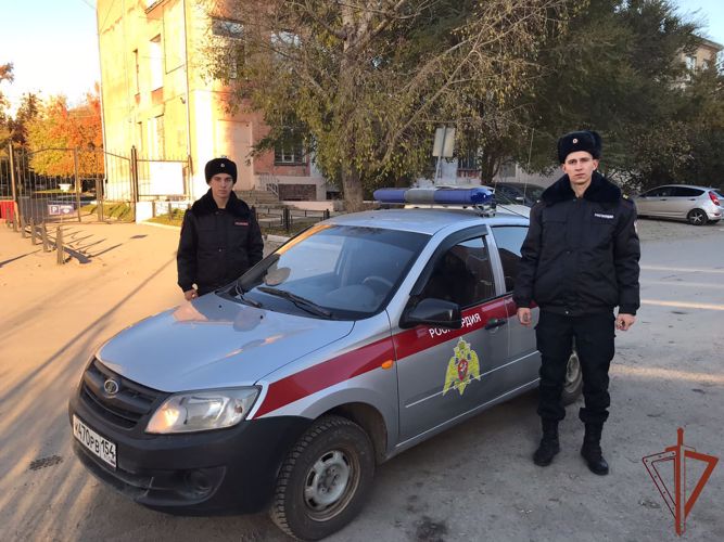 Сотрудники Росгвардии спасли жительницу Новосибирска из горящего дома