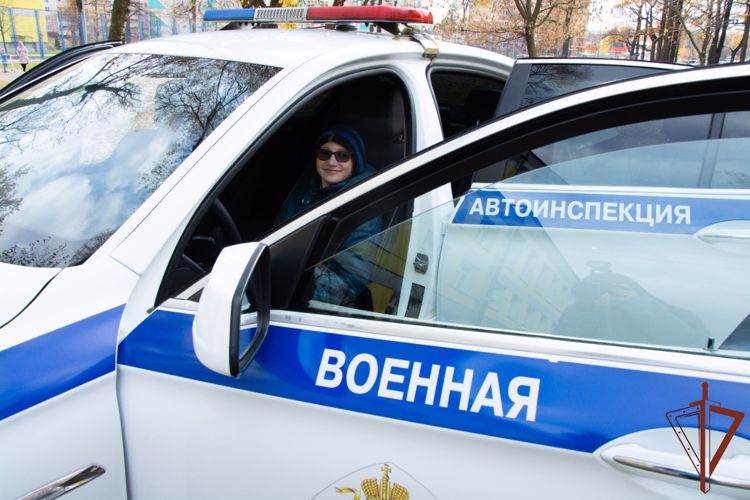 Автоинспекторы Росгвардии и ГИБДД рассказали детям о правилах дорожного движения