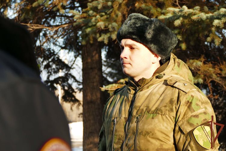 Военнослужащие Росгвардии провели патриотическое мероприятие для кемеровских школьников