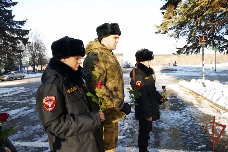 Военнослужащие Росгвардии провели патриотическое мероприятие для кемеровских школьников