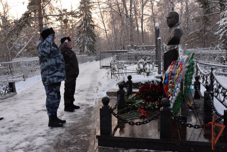 Росгвардейцы приняли участие в траурной церемонии, посвященной памяти  генерал-лейтенанта Артура Ахметханова