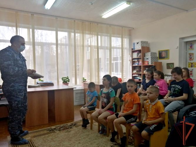 Росгардейцы провели патриотическое мероприятие для воспитанников социального центра Южного Урала