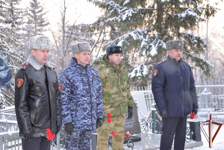 Росгвардейцы приняли участие в траурной церемонии, посвященной памяти  генерал-лейтенанта Артура Ахметханова