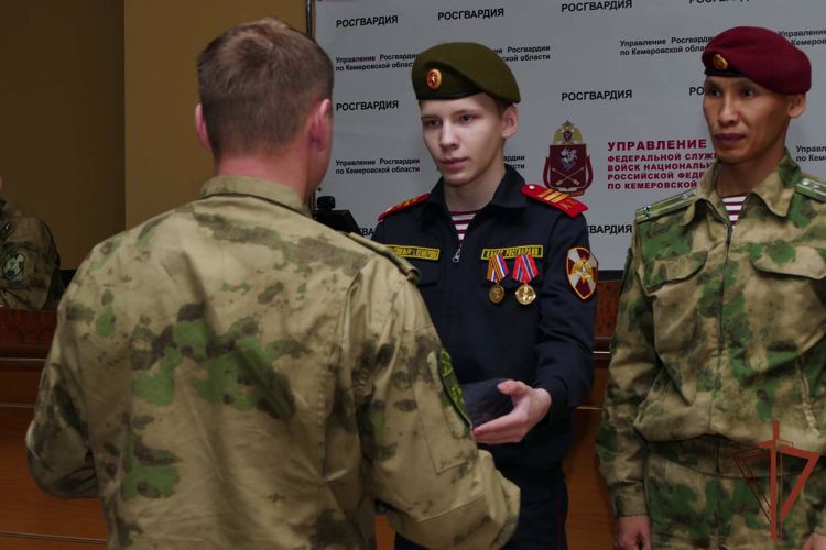 Начальник кузбасского управления Росгвардии вручил награды юным экологам