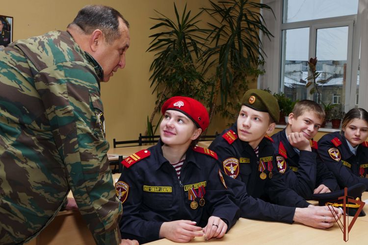 Начальник кузбасского управления Росгвардии вручил награды юным экологам