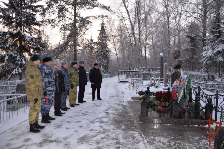 Росгвардейцы приняли участие в траурной церемонии, посвященной памяти  генерал-лейтенанта Артура Ахметханова