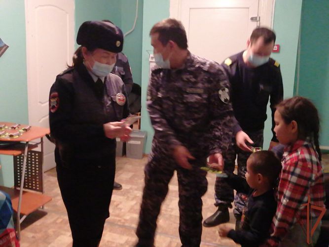 Росгвардейцы провели для воспитанников социального центра в Туве благотворительно-профилактическую акцию