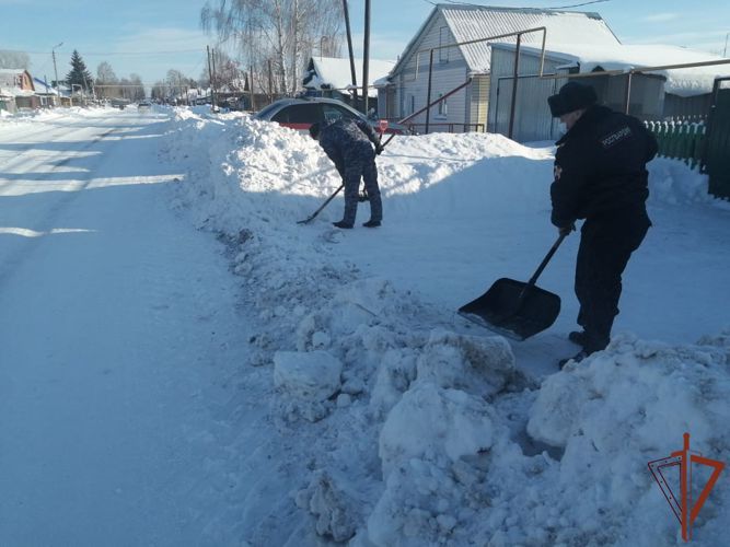 Росгвардия помогает ветеранам и пенсионерам Новосибирской области