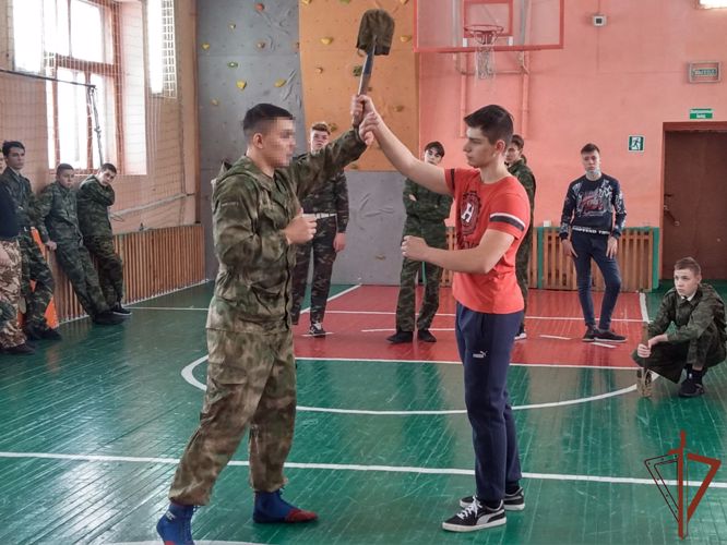 Военнослужащие Росгвардии поделился боевым опытом с будущими защитниками Отечества из Кемеровской области