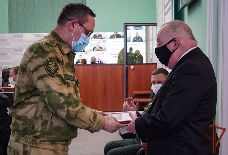 Командующий Северо-Западным округом Росгвардии вручил ведомственную медаль ветерану  