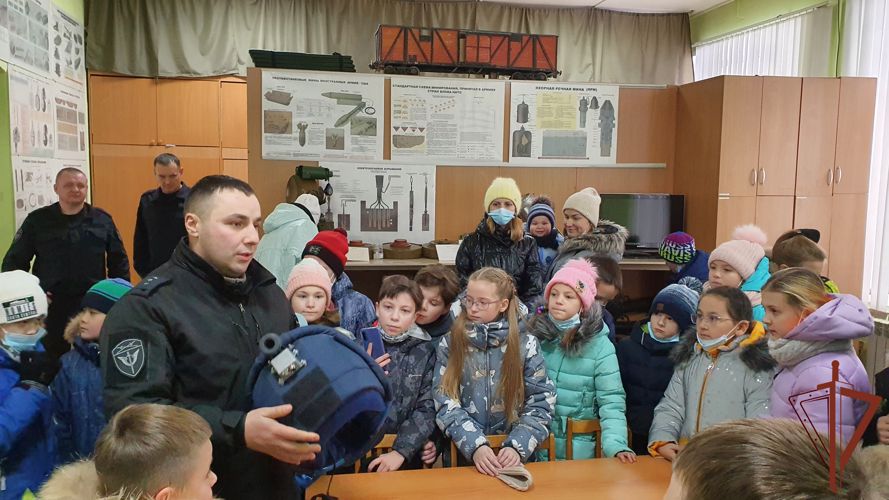 Сотрудники транспортного ОМОН Росгвардии провели тематическую экскурсию для екатеринбургских школьников