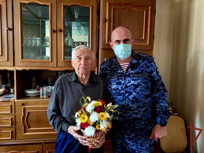 Краснодарские росгвардейцы поздравили с юбилеем ветерана службы