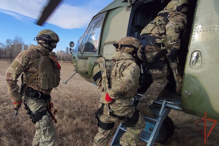 Сотрудники Росгвардии отработали навыки беспарашютного десантирования в Красноярске