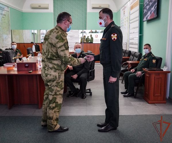 Командующий Северо-Западным округом Росгвардии вручил ведомственную медаль ветерану  