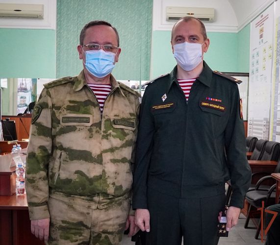 Командующий Северо-Западным округом Росгвардии вручил ведомственную медаль ветерану  