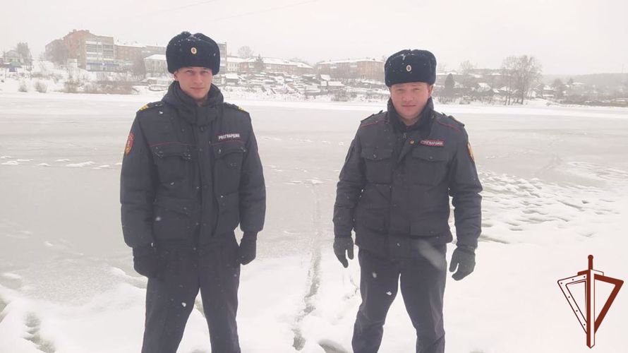 Росгвардейцы не дали провалиться под лёд двум школьникам в Сибири
