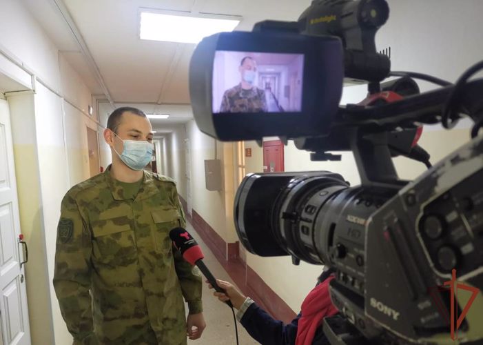 Письма военнослужащих по призыву доставили их мамам офицеры тюменского кинологического центра Росгвардии (видео)