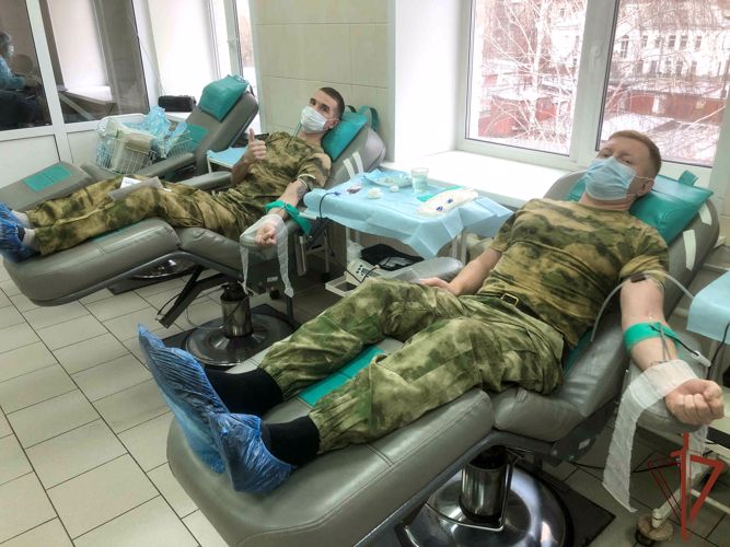 Росгвардейцы сдают кровь для медучреждений Курганской области