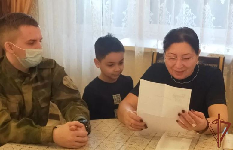 Письма военнослужащих по призыву доставили их мамам офицеры тюменского кинологического центра Росгвардии (видео)