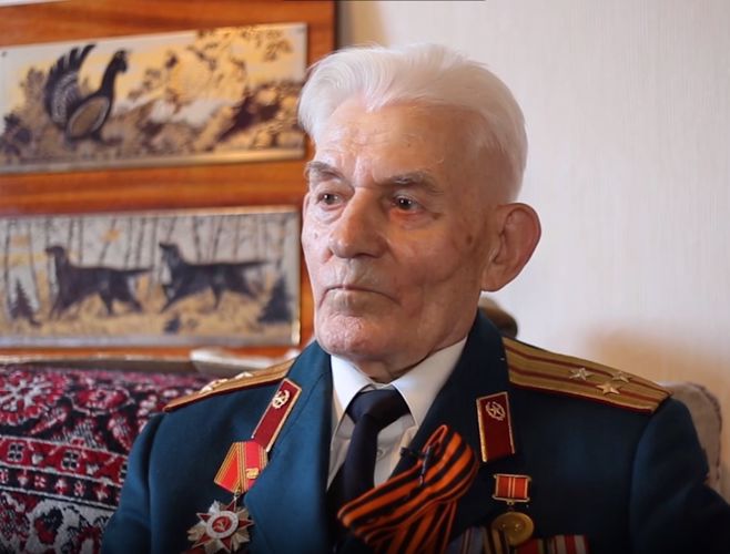 Росгвардейцы поздравили с 95-летием ветерана войны Николая Чигляева (видео)