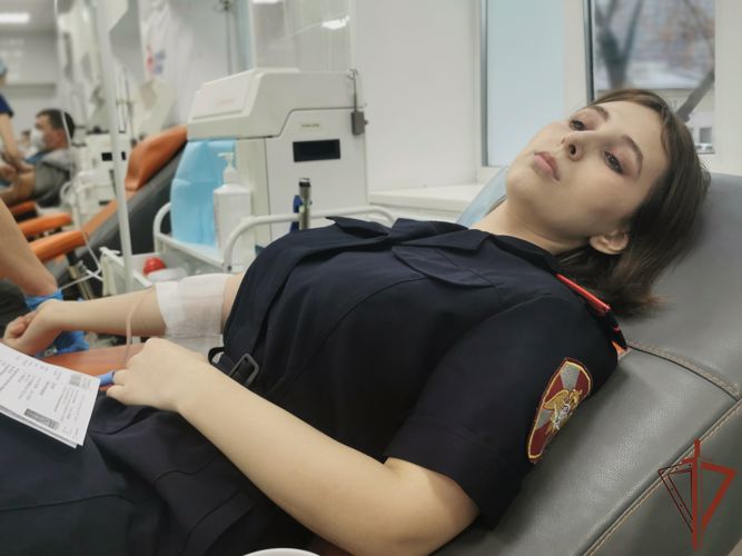 Сотрудники Росгвардии сдали кровь для тяжелобольных пациентов в Иркутской области