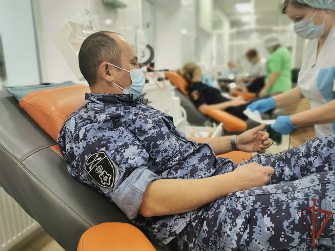 Сотрудники Росгвардии сдали кровь для тяжелобольных пациентов в Иркутской области