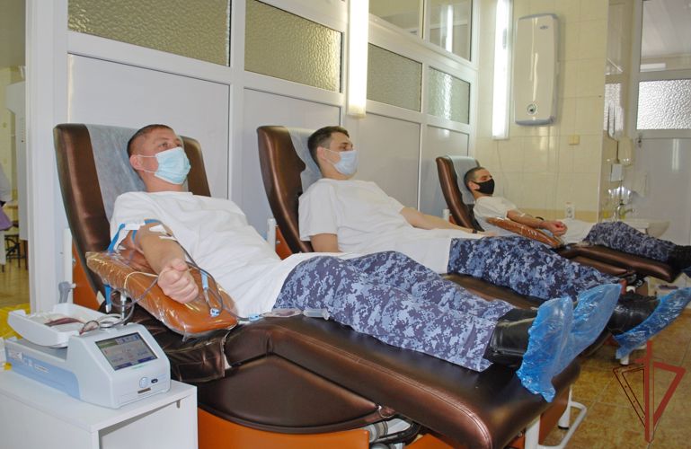 В Крыму сотрудники вневедомственной охраны Росгвардии приняли участие в донорской акции