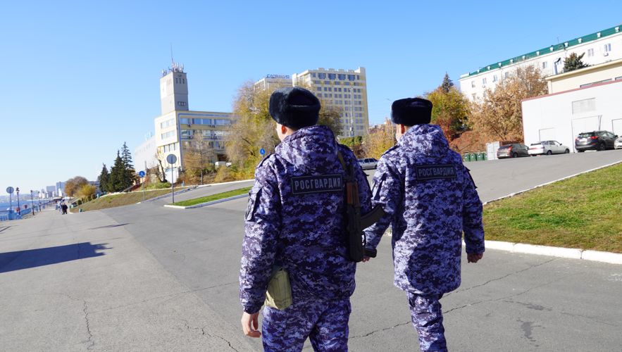 Сотрудники Росгвардии помогли вернуться домой страдающему потерей памяти пожилому саратовцу