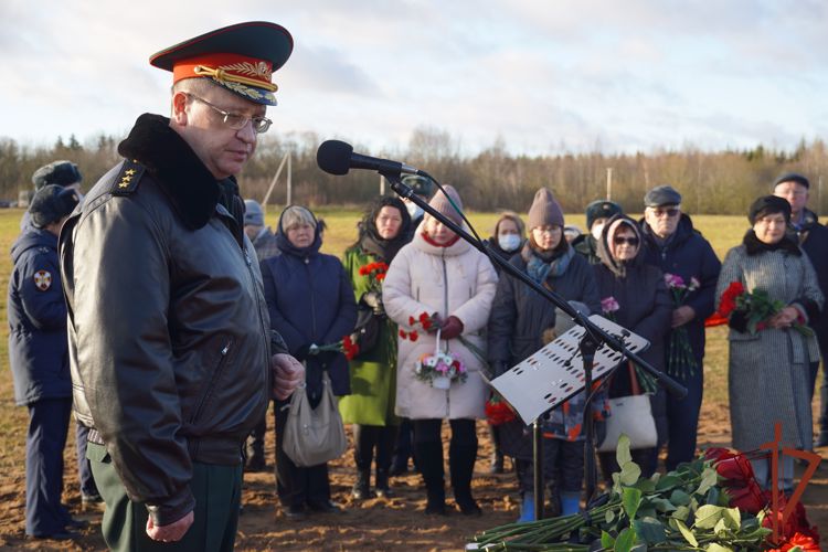 Память погибших лётчиков Росгвардии увековечили в Ленинградской области (видео)