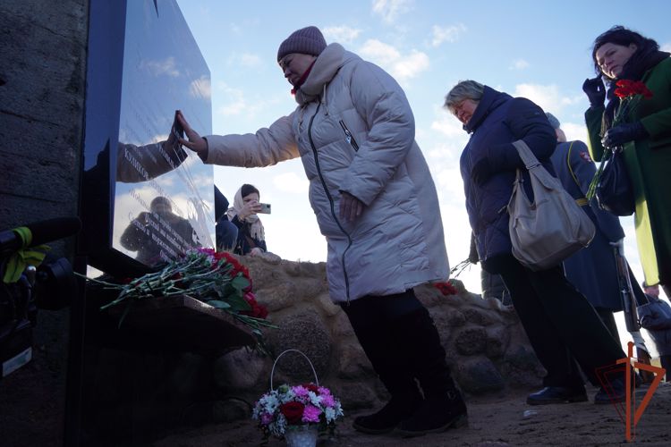 Память погибших лётчиков Росгвардии увековечили в Ленинградской области (видео)