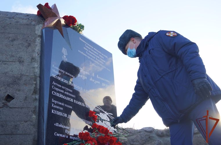 Память погибших лётчиков Росгвардии увековечили в Ленинградской области (видео)