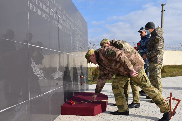 Память погибших сотрудников и военнослужащих почтили росгвардейцы в Калмыкии 