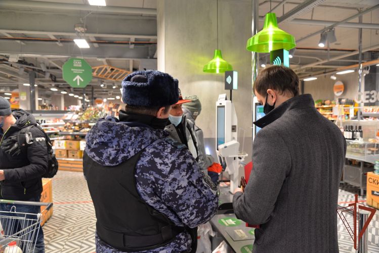 Росгвардейцы оказывают содействие в мероприятиях по соблюдению противоэпидемиологического режима в Екатеринбурге(видео)