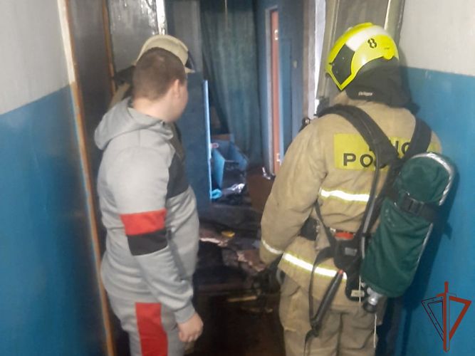 Росгвардеец предотвратил пожар в многоквартирном доме в Кузбассе