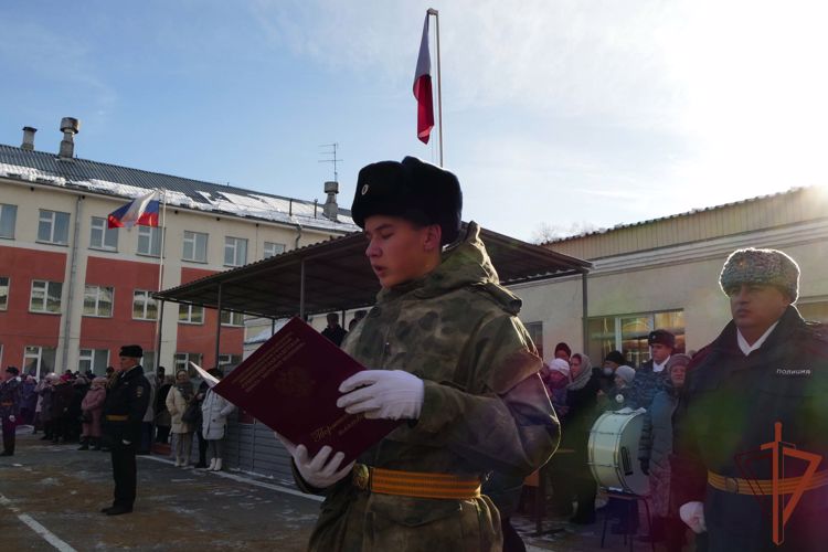 В Кузбассе воспитанники кадетского класса Росгвардии приняли торжественную клятву 