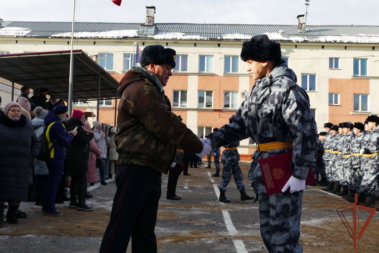 В Кузбассе воспитанники кадетского класса Росгвардии приняли торжественную клятву 