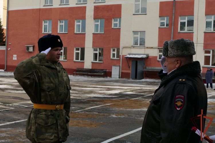 В Кузбассе воспитанники кадетского класса Росгвардии приняли торжественную клятву 