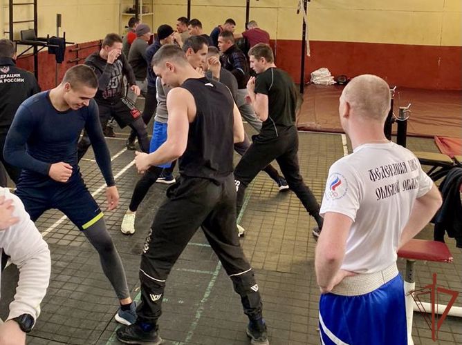 Олимпийский чемпион по боксу провел мастер-класс для курсантов омского центра подготовки личного состава Росгвардии