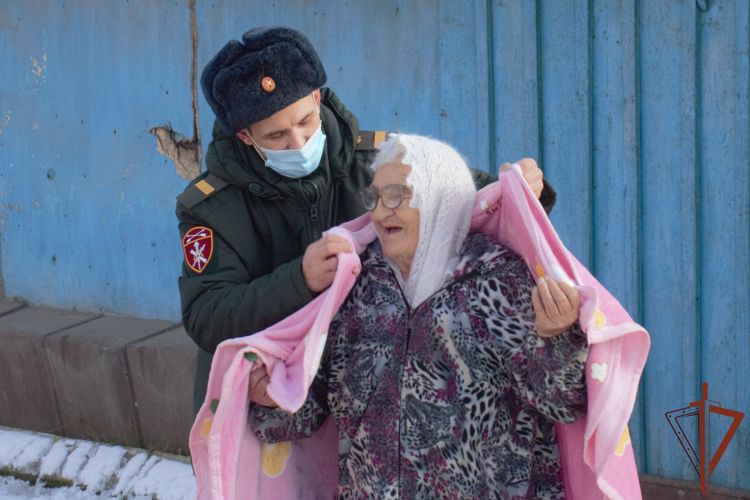 Росгвардейцы поздравили с днем рождения труженицу тыла из Горно-Алтайска