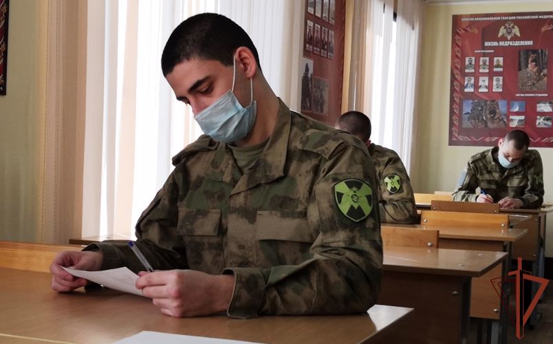 Письма военнослужащих по призыву доставили их мамам офицеры тюменского кинологического центра Росгвардии (видео)