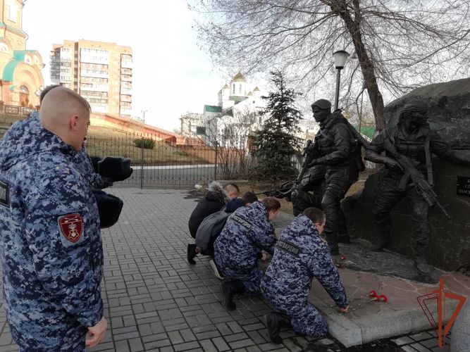 В Сибирском округе Росгвардии почтили память погибших сослуживцев 