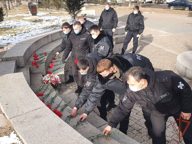 В Сибирском округе Росгвардии почтили память погибших сослуживцев 