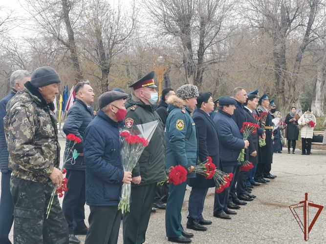 В КАЛМЫКИИ РОСГВАРДЕЙЦЫ ПРИНЯЛИ УЧАСТИЕ В ПАМЯТНОМ МЕРОПРИЯТИИ