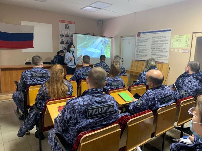 В Екатеринбурге инспектор ГИБДД провела с сотрудниками Росгвардии семинар по профилактике аварийности в зимний период