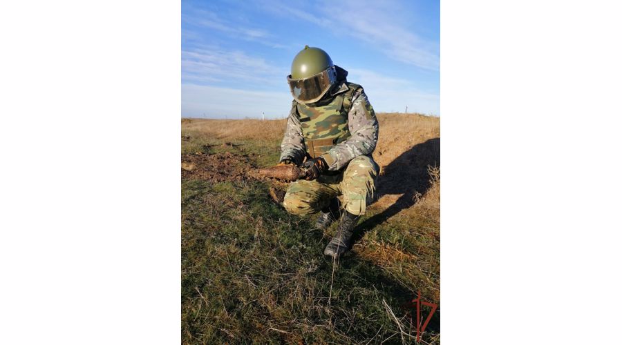 Взрывотехники ОМОН уничтожили боеприпас времен Великой Отечественной войны, обнаруженный в Калмыкии