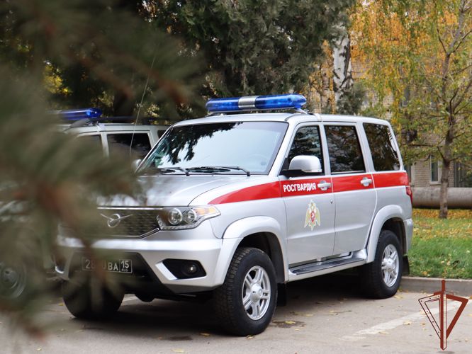 Росгвардеец помог попавшей в трудную ситуацию на дороге жительнице Ставрополя